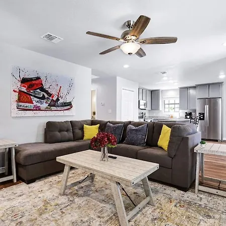 Sneaker Themed House Near Downtown Sa With 3 King Beds Villa